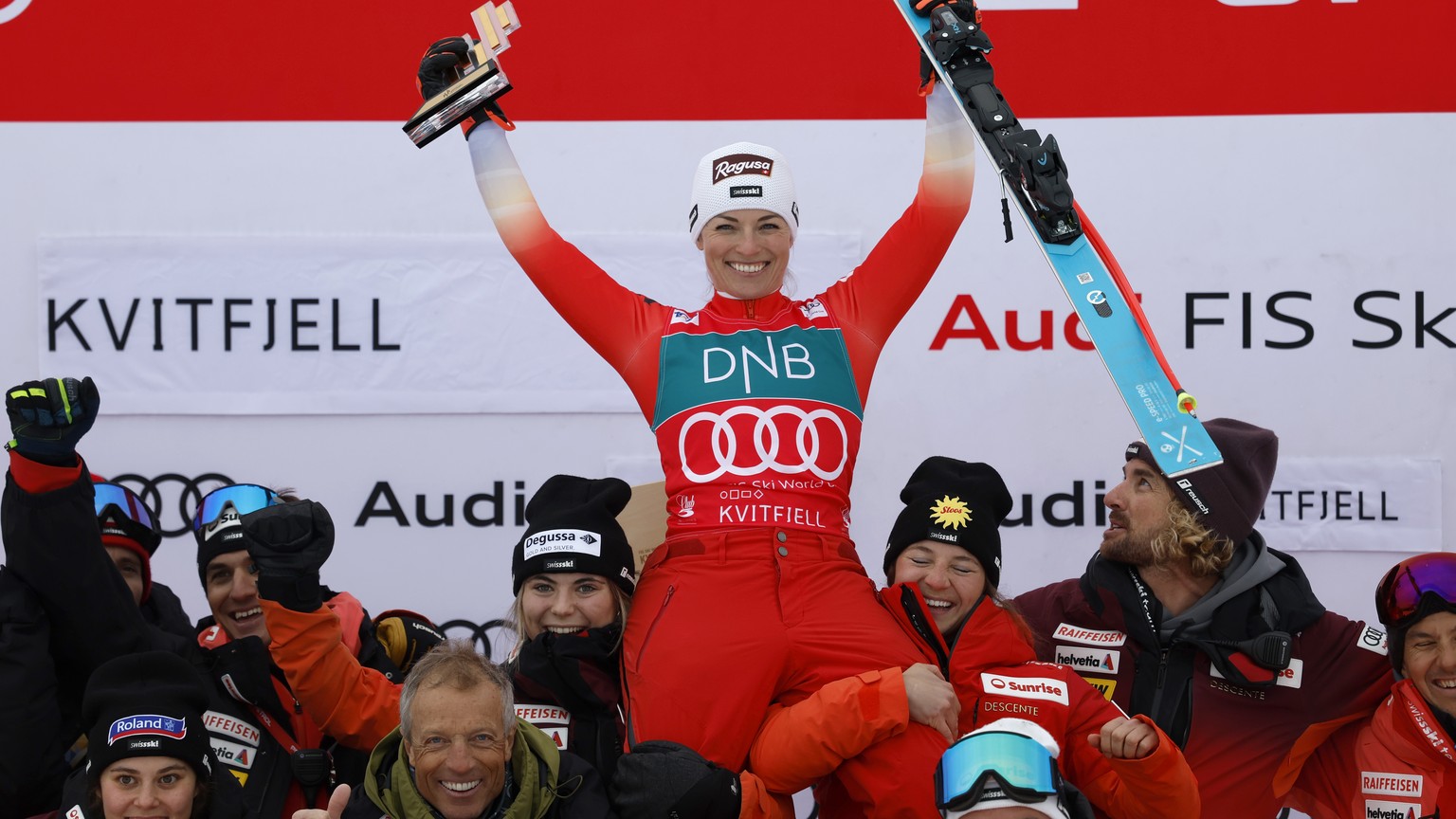 Switzerland&#039;s Lara Gut Behrami celebrates with the team after winning an alpine ski, women&#039;s World Cup super-G race, in Kvitfjell, Norway, Saturday, March 2, 2024. (AP Photo/Alessandro Trova ...