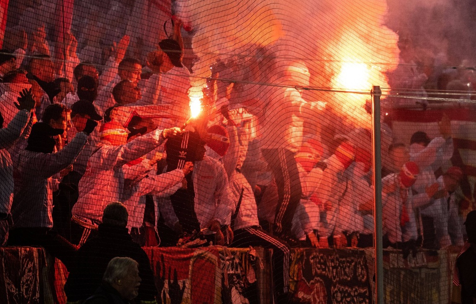 221006 Supporters of Union Berlin burning bengals during the UEFA Europa League match between Malm