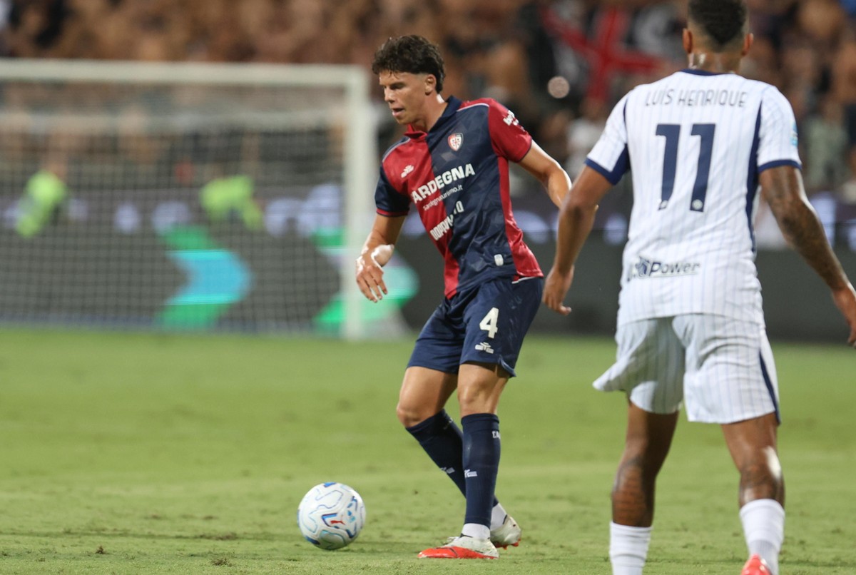 epa13201253 Cagliaris Gianni Alessandro Romano (L) in action during Italian Serie A soccer match between Cagliari Calcio and FC Inter in Cagliari, Italy, 30 August 2026. EPA/FABIO MURRU