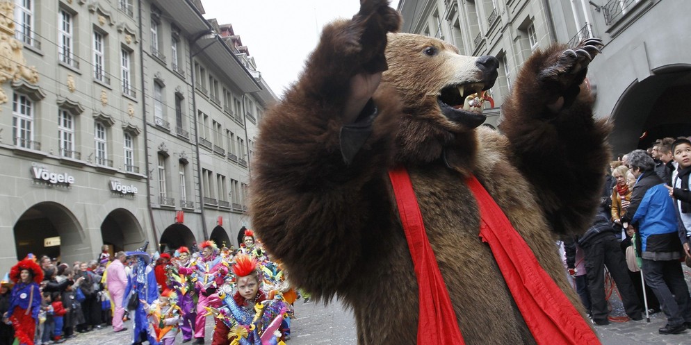 Der befreite Fasnachtsbär in den Strassen der Altstadt.