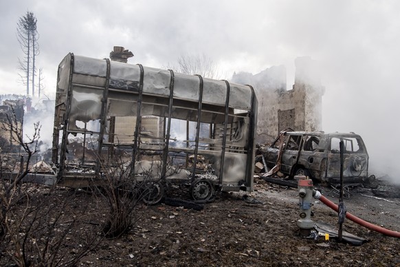 Blick auf die abgebrannten Haeuser, aufgenommen am Montag, 10. Februar 2020 in Bauma. (KEYSTONE/Ennio Leanza)