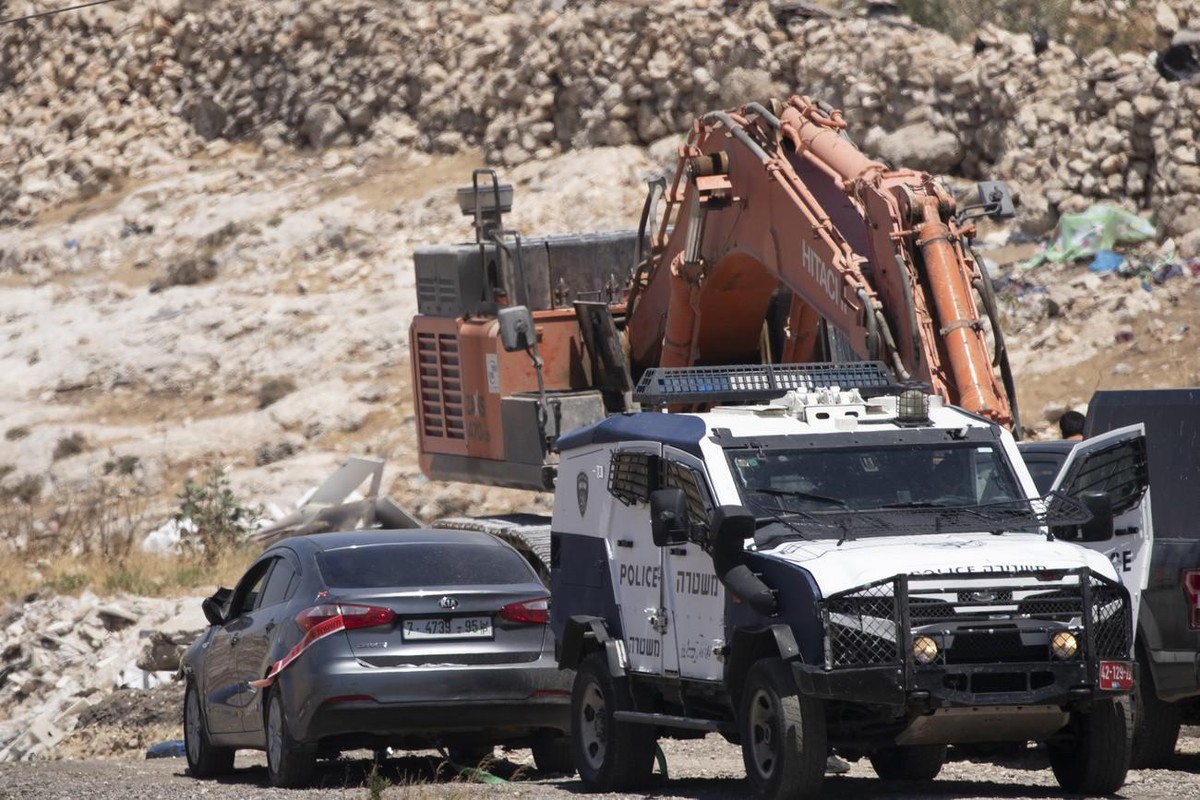 La police israélienne remorque une voiture qui aurait été utilisée lors d'une attaque près de Hizma, en Cisjordanie.