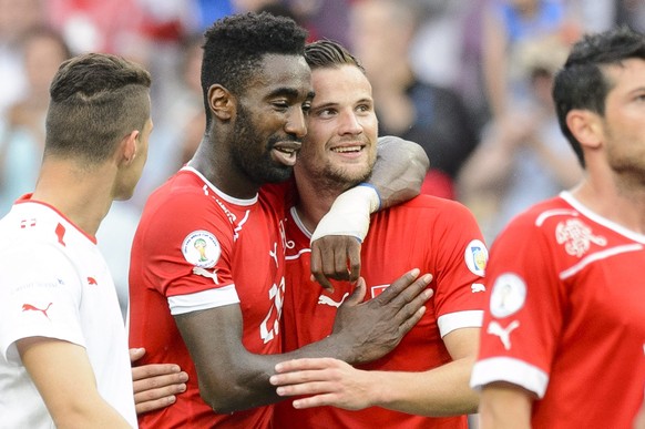 Muskelfaserriss bei Djourou (l.)