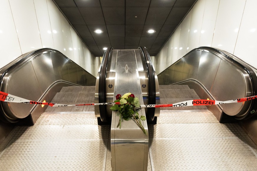 epa06664220 Roses lying on the escalator after a stabbing inside the subway station &#039;Jungfernstieg&#039; in Hamburg, Germany, 12 April 2018. After the knife attack in downtown Hamburg, the ex-wif ...