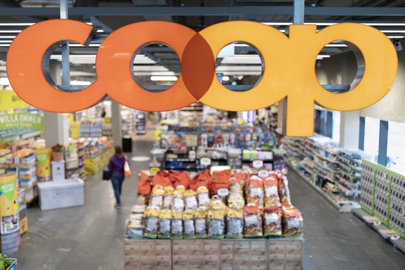 The logo of retailer Coop at the Coop branch in the shopping center Seewen Markt in Seewen, Canton of Schwyz, Switzerland, on May 15, 2018. (KEYSTONE/Gaetan Bally)..Das Coop Logo in der Filiale des De ...