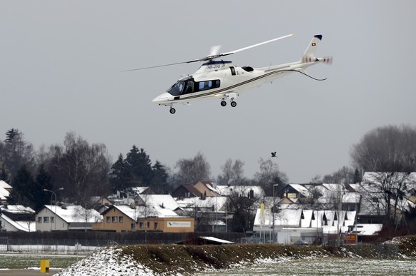 Ein Helikopter startet auf dem Militaer-Flugplatz Duebendorf am Dienstag, 19. Januar 2016. Waehrend des World Economic Forum (WEF) in Davos findet auf dem Flugplatz Duebendorf ein ausserordentlicher F ...