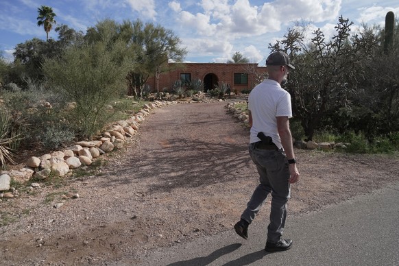 A law enforcement agent checks vegetation areas around Nancy Guthrie's home in Tucson, Ariz., Wednesday, Feb. 11, 2026. (AP Photo/Ty ONeil)
Savannah Guthrie-Mom Missing