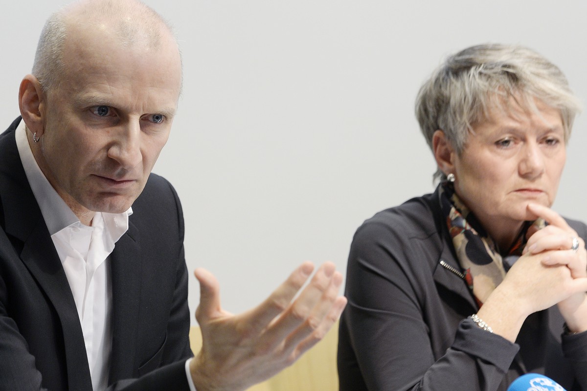 Frank Urbaniok, links, Gutachter im Strafverfahren, und Jacqueline Fehr, rechts, Vorsteherin der Direktion der Justiz und des Innern an der Medienkonferenz "Erkenntnisse und Lehren aus dem Fall F ...