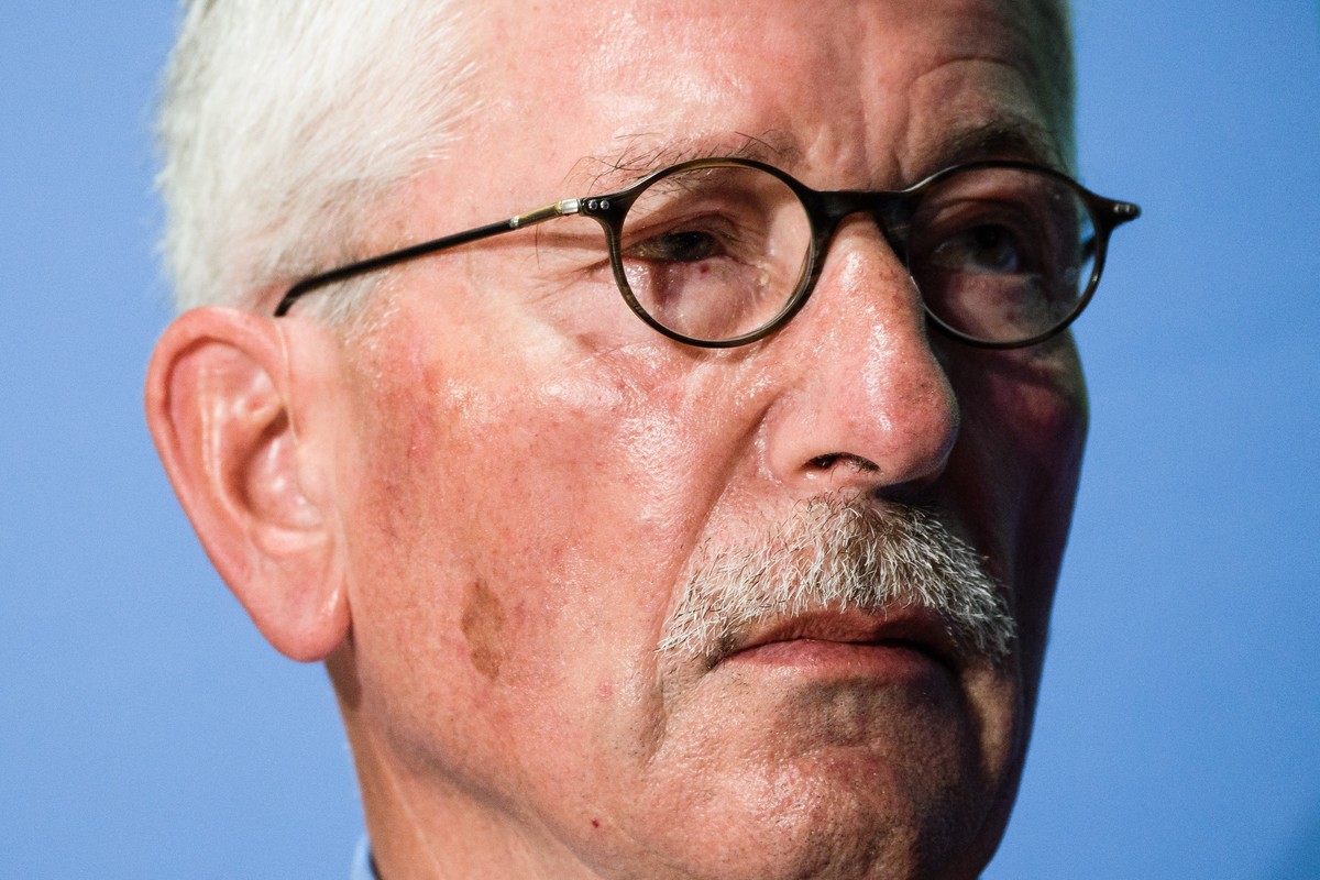 epa06983422 Former Berlin Senator for Finance and Executive Board member of the Bundesbank, Thilo Sarrazin, poses at the podium during the presentation of his new book, 'Feindliche Uebernahme. Wi ...