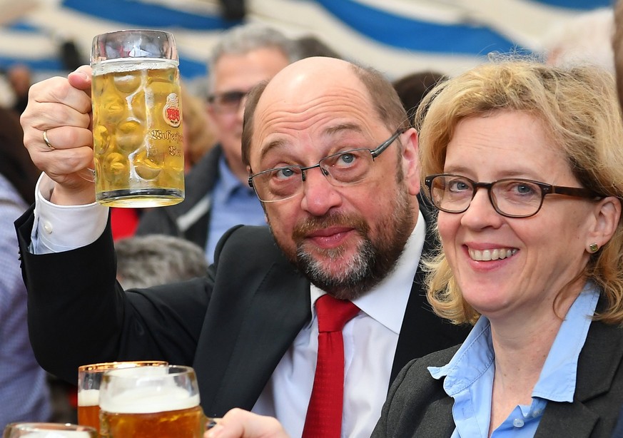 epaselect epa05822314 The newly appointed leader of the German Social Democratic Party (SPD) and candidate for Chancellor Martin Schulz (L) raises a beer glass next to Natascha Kohnen, Secretary Gener ...