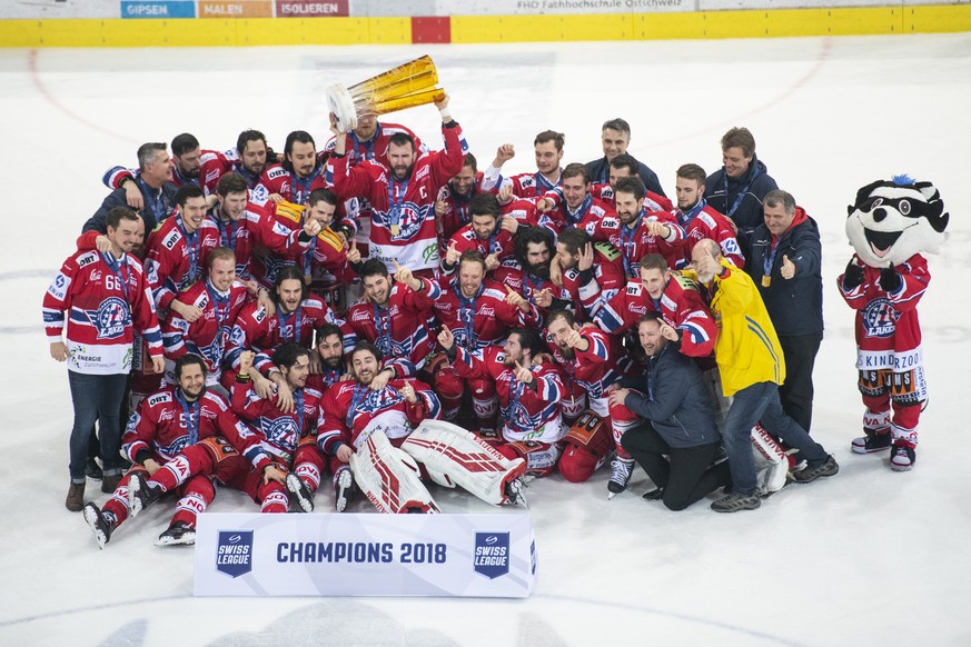 Rapperswils Spieler feiern mit dem Pokal den 5-2 Sieg und den Meistertitel der Swiss League, im fuenften Eishockey Playoff-Finalspiel der Swiss League zwischen den Rapperswil-Jona Lakers und dem EHC O ...