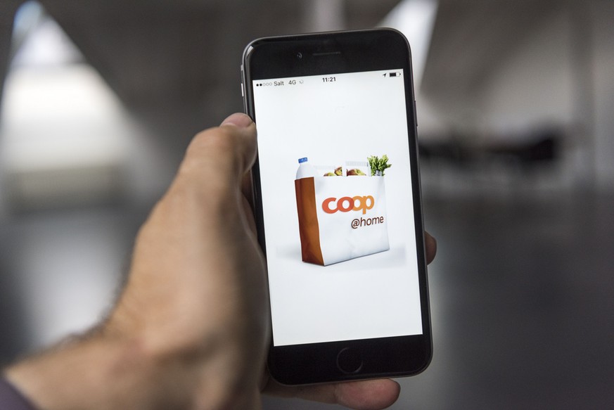 A person uses the app Coop at home of the retail and wholsale company Coop, on a smart phone, photographed in Zurich, Switzerland, on November 23, 2015. (KEYSTONE/Christian Beutler)