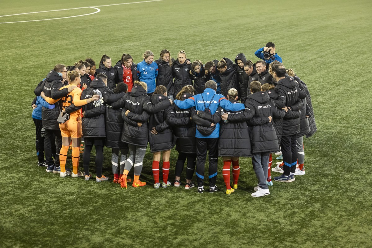 Switzerland's Danish head coach Nils Nielsen, 3rd right, speaks to his team and staff after his last game with the Swiss team, a women's international friendly soccer match between Switzerla ...