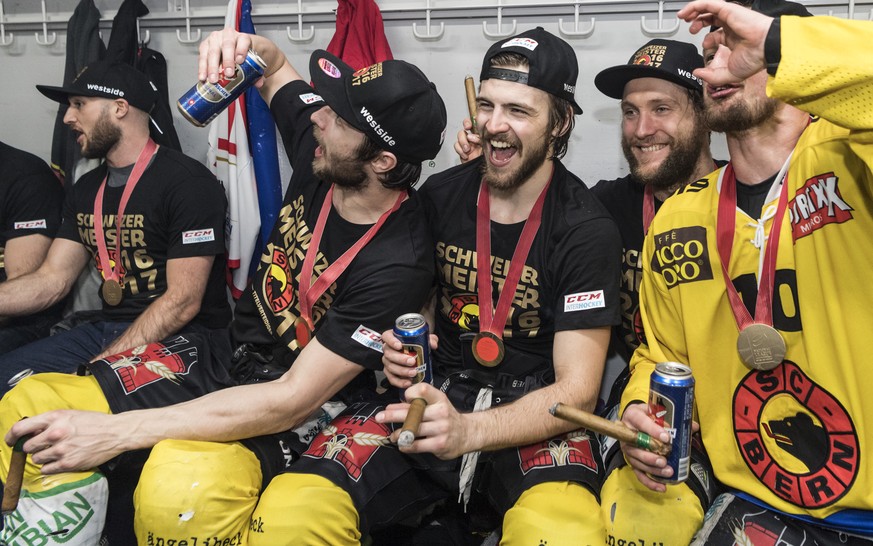 Die Berner Spieler feiern in der Garderobe als Eishockey Schweizermeister nach dem sechsten Eishockey Playoff-Finalspiel der National League A zwischen dem EV Zug und dem SC Bern, am Montag, 17. April ...