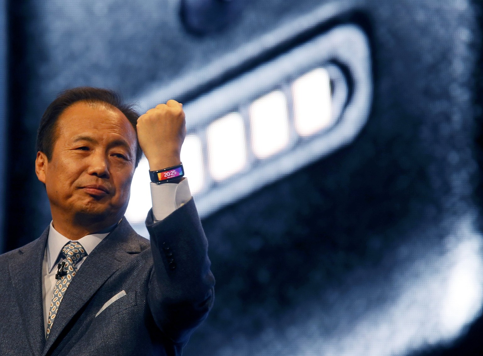 JK Shin präsentiert das Galaxy S5 und Samsungs neue Smartwatch Gear Fit.&nbsp;