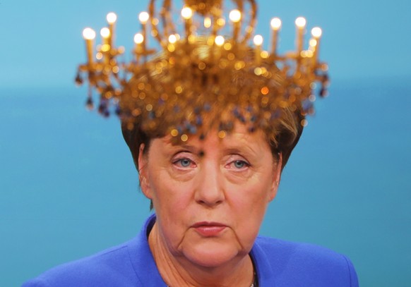 Ein Kronenleuchter haengt am 03.09.2017 in Berlin in den Fernsehstudios in Adlershof beim TV-Duell von Bundeskanzlerin Merkel (CDU) und Herausforderer Martin Schulz (SPD), wobei Merkel auf einem Bilds ...