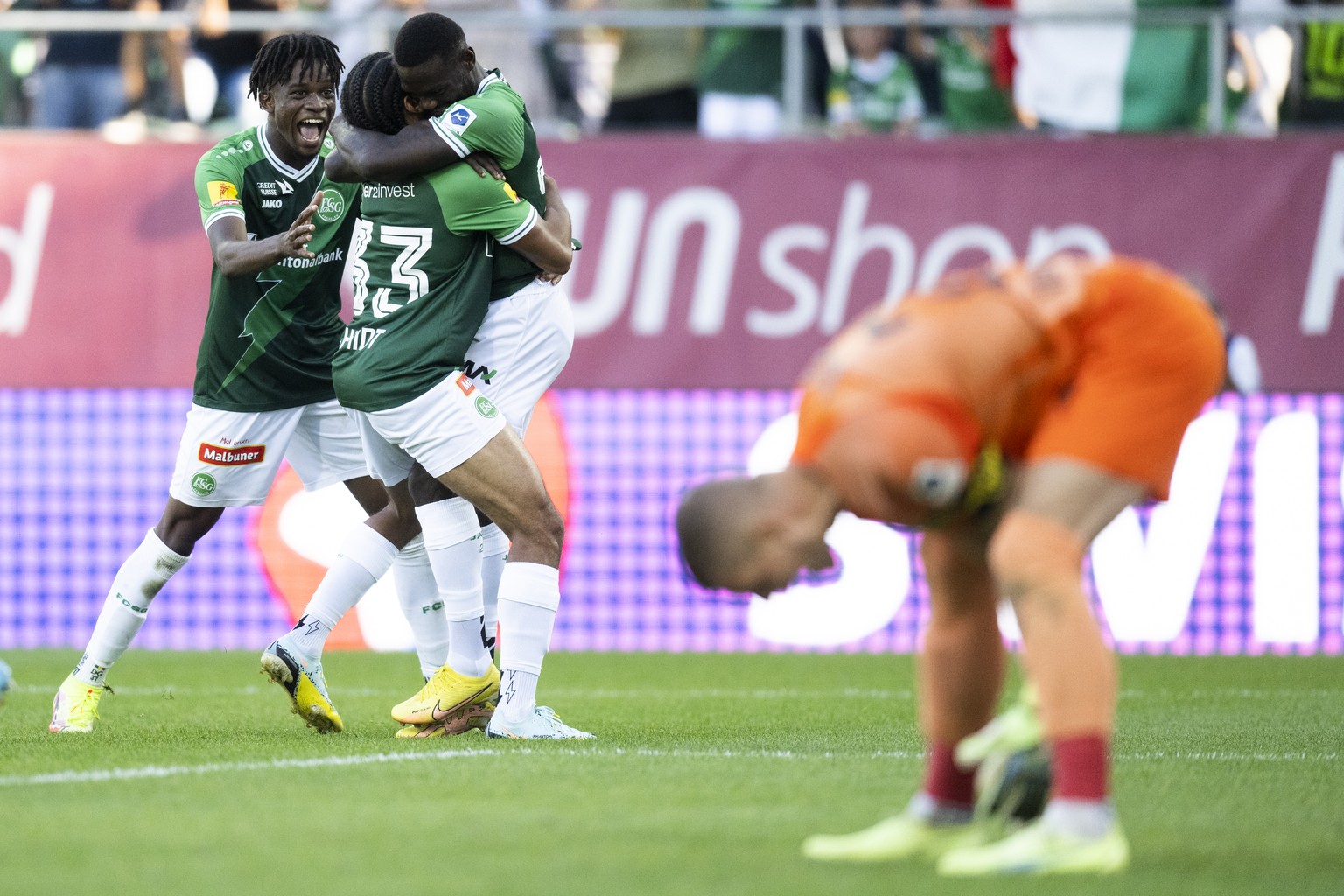 St. Gallens Daouda Guindo, Isaac Schmidt und Emmanuel Latte Lath, von links, bejubeln das 2-1 durch Schmidt im Fussball Super League Spiel zwischen dem FC St. Gallen und den BSC Young Boys, am Sonntag ...