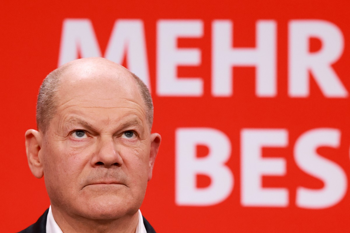 epa11919134 German Chancellor Olaf Scholz looks on during the Social Democratic Party (SPD) election event in Berlin, Germany, 23 February 2025. EPA/CLEMENS BILAN