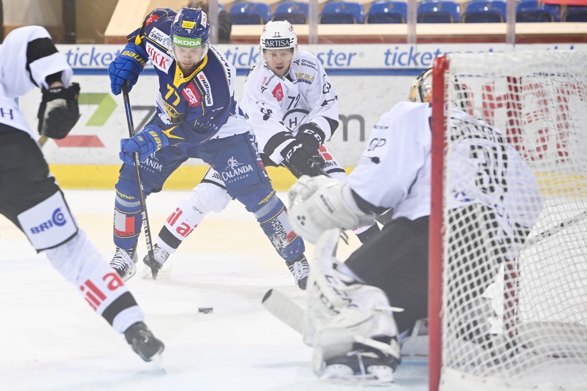 Davos' Teemu Turunen scheitert an Luganos Tim Heed und Luganos Torhueter Niklas Schlegel, von links, beim Eishockey-Qualifikationsspiel der National League zwischen dem HC Davos und dem HC Lugano ...