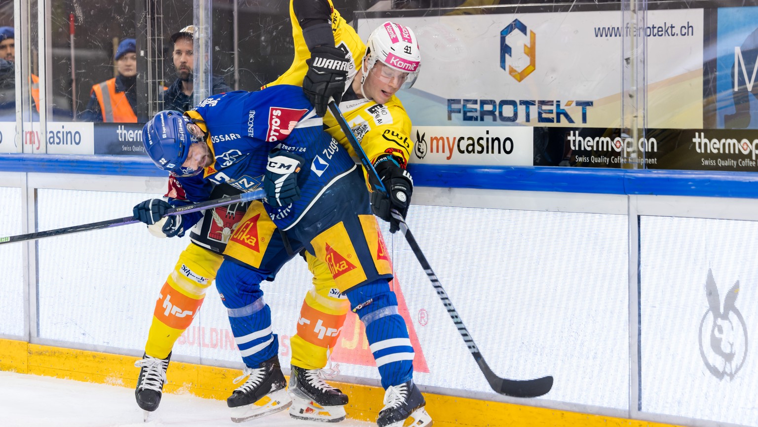 EV Zugs Lukas Bengtsson, links, gegen SC Berns Simon Kindschi im Eishockey Playoff Viertelfinalspiel der National League zwischen dem EV Zug und dem SC Bern am Sonntag, 17. Maerz 2024 in der Bossard A ...