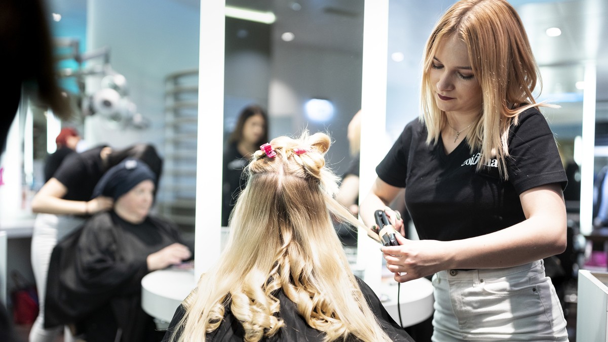 ZUR BERUFSAUSBILDUNG DER COIFFEUSE STELLEN WIR IHNEN FOLGENDES NEUES BILDMATERIAL ZUR VERFUEGUNG --- Hairdresser apprentices of the hairstyling company Coiffina cut and style hair under the supervisio ...