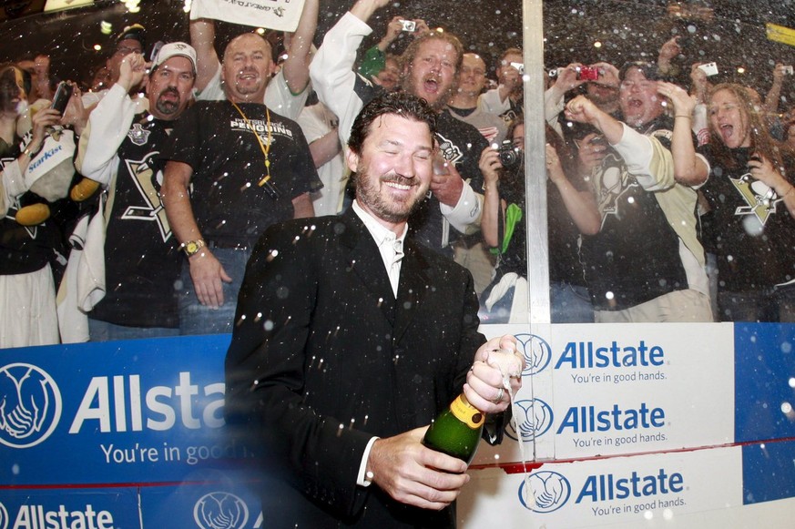 epa01759900 Pittsburgh Penguins owner Mario Lemieux sprays champagne as he celebrates after the Penguins won game seven of the NHL Stanley Cup Finals ice hockey playoffs at Joe Louis Arena in Detroit, ...