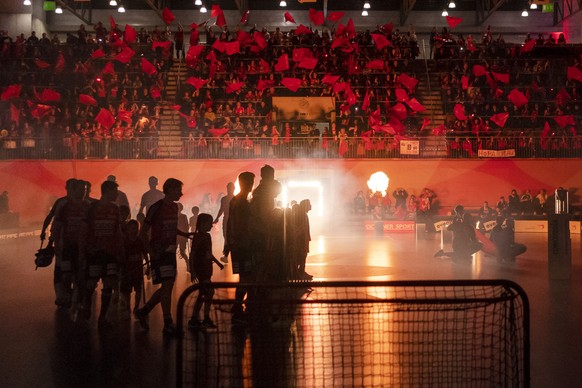 Malans&#039; Fans begruessen ihre Mannschaft vor dem Unihockey Cupfinal der Maenner zwischen dem UHC Alligator Malans und Zug United in der Sporthalle Wankdorf in Bern, am Samstag, 22. Februar 2020. ( ...
