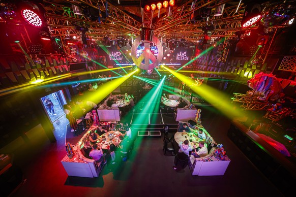 epaselect epa08470729 People eat and drink at their table in a night club transformed into a restaurant as the current sanitary measures still discourage the usual clubbing experience, in Lausanne, Sw ...