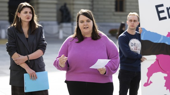 Lea Blattner, Co-Praesidentin Junge EVP, Mitte, spricht neben Loa Wild, Vize-Praesidentin Junge GLP, links, bei der Aktion "Ja zur Nationalen Service-Citoyen-Initiative", am Freitag, 10. Okt ...