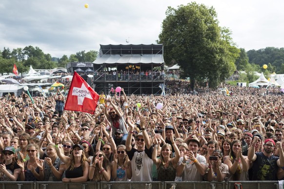 epa05405928 Fans cheer during the performance of British band Mumford &amp; Sons of Britain during the music festival Openair St. Gallen in St. Gallen, Switzerland, 03 July 2016. The 40th Openair St.  ...