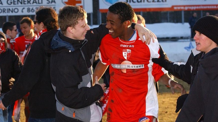 Sittens&#039; Gelson Fernandes, Mitte, freut sich mit Fans nach dem Sieg im Fussball Cup Viertelfinalspiel zwischen dem FC Locarno und dem FC Sion, am Samstag, 4. Februar 2006, in Locarno. (KEYSTONE/T ...