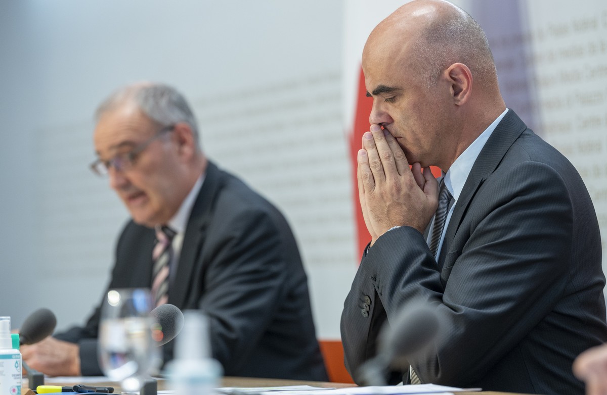 Bundespraesident Guy Parmelin, links, Vorsteher Eidgenoessisches Departement fuer Wirtschaft, Bildung und Forschung (WBF) und Bundesrat Alain Berset, Vorsteher Eidgenoessisches Departement des Innern  ...