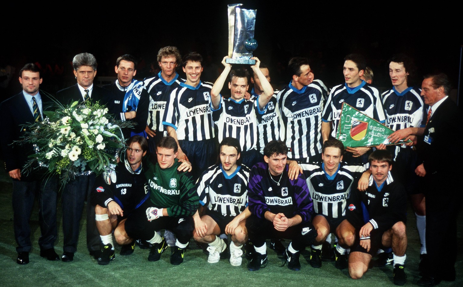 Bildnummer: 05649165 Datum: 28.01.1996 Copyright: imago/Sven Simon
Manfred SCHWABL (GER, Mi.), Kapitaen der siegreichen Mannschaft TSV 1860 Muenchen, haelt den Pokal, Cup, die Trophaee; daneben hint.: ...