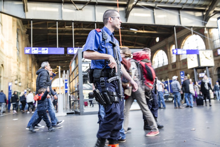 Ein Polizist der Kantonspolizei Zuerich patroulliert, ausgestattet mit einer Maschinenpistole, im Hauptbahnhof Zuerich, am 15. November 2015. Nach den Anschlaegen von Paris beorderte die Kantonspolize ...