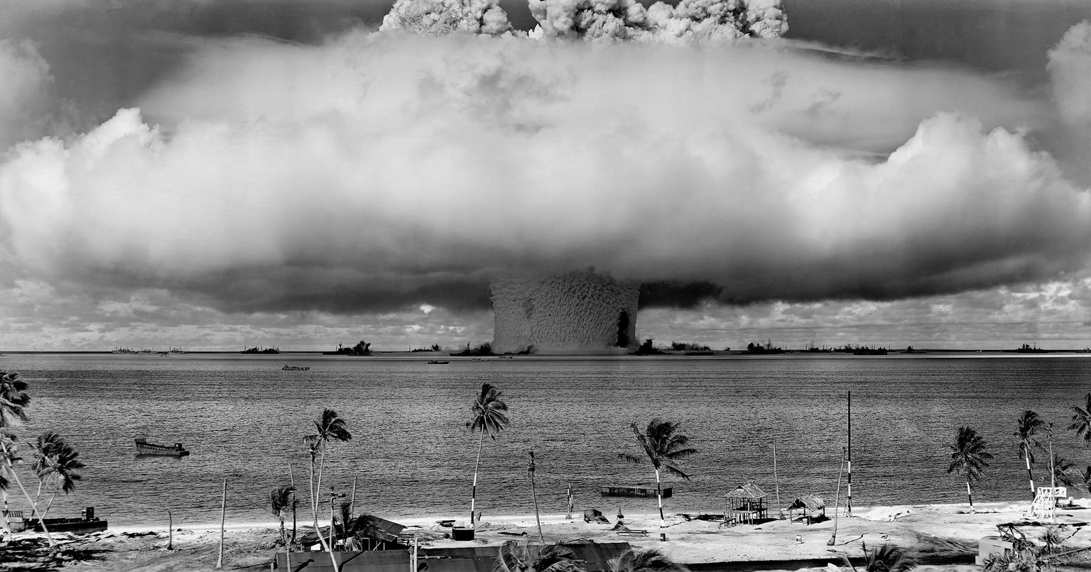 Explosion der Atombombe «Baker», die 27 Meter unter der Wasseroberfläche gezündet wurde, Bikini-Atoll.