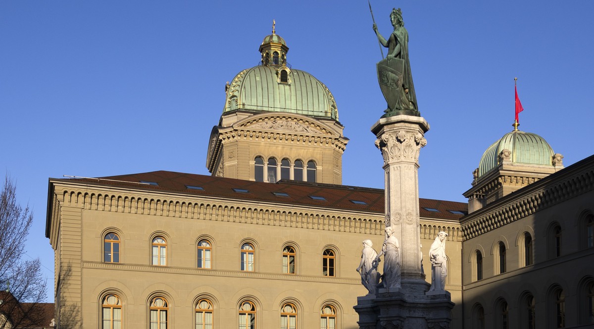 Die Statue "Berna" und die Kuppel des Bundeshauses, am Freitag, 4. April 2025, in Bern. (KEYSTONE/Peter Klaunzer)