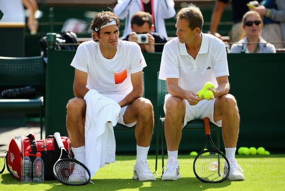 Roger Federer im Gespräch mit seinem Trainer Stefan Edberg.