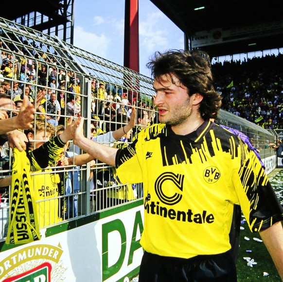 Fussball, Bundesliga, Deutschland, Herren, Saison 1993/1994, Bor. Dortmund - Eintracht Frankfurt; Schlussjubel Stephane Chapuisat (BVB) bei den Fans. Jubel, Freude, Aktion. *** Soccer Bundesliga Germa ...