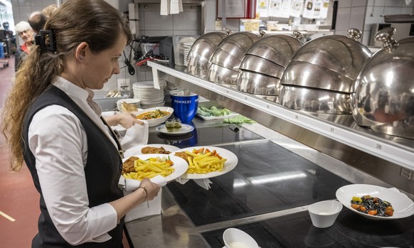 Eine Serviceangestellte im Kuechenbereich des Hotel Schweizerhof in der Stadt Luzern am Tag der offenen Hoteltueren am Sonntag, 24. Maerz 2024 in Luzern. Beim Tage der offenen Hoteltueren in der Stadt ...