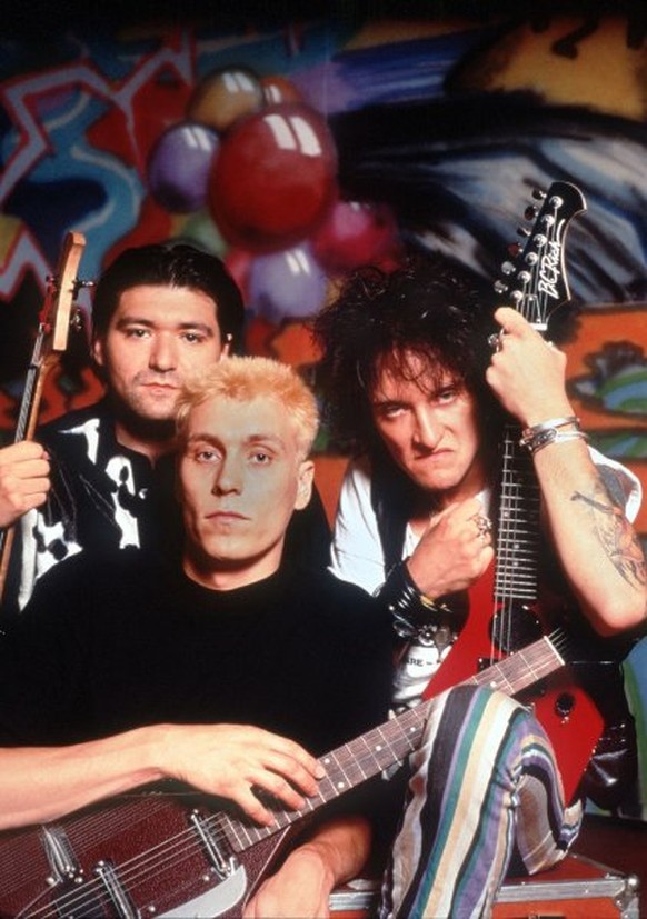 Das Archivbild von 1993 zeigt die Mitglieder der deutschen Popgruppe &quot;Die Ärzte&quot; (l-r) Rod, Farin Urlaub und Bela B. Nach Auflösung ihrer Plattenfirma Metronome haben die Ärzte nun ein bande ...