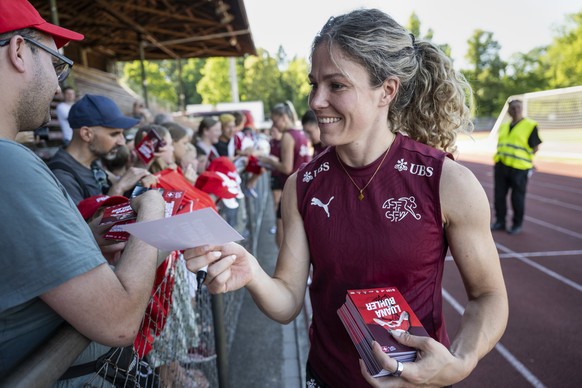 Luana Buehler gibt ihren Fans Autogramme im Anschluss an das letzte oeffentliche Training der Schweizer Frauen Fussball Nationalmannschaft vor der UEFA Women&#039;s EURO 2025, am Sonntag, 29. Juni 202 ...