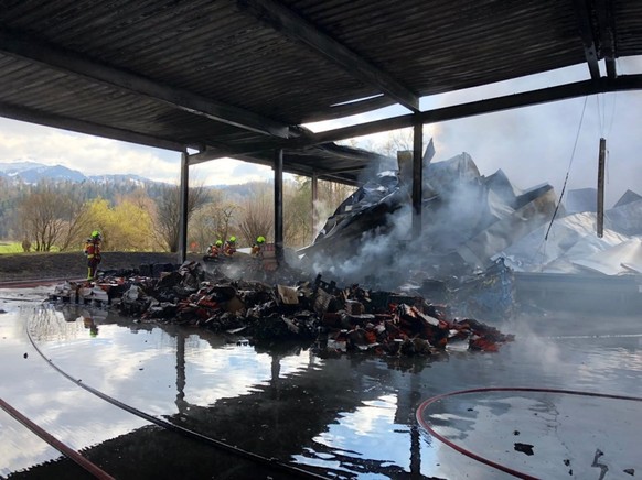 Beim Brand einer Lagerhalle in Schmerikon SG entstand grosser Sachschaden.