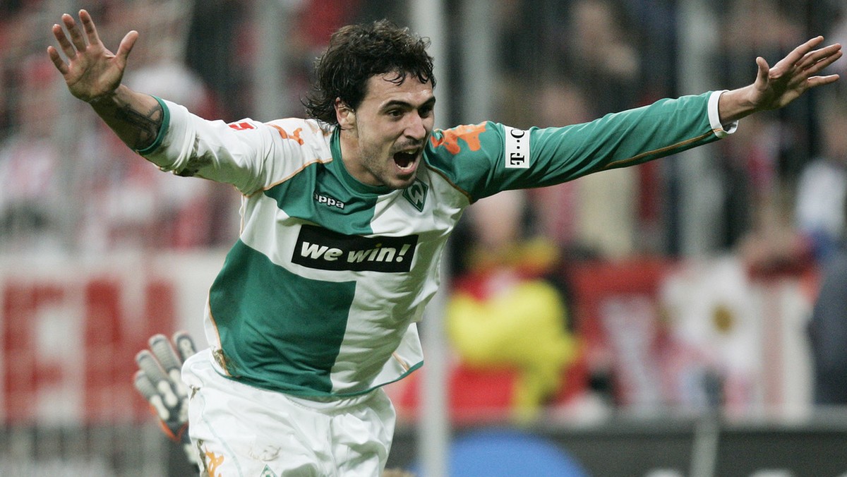 Bremen's soccer player Hugo Miguel Almeida from Portugal, celebrates after his goal for Bremen beside of Munich goalkeeper Oliver Kahn, back, in their German first soccer division match between B ...
