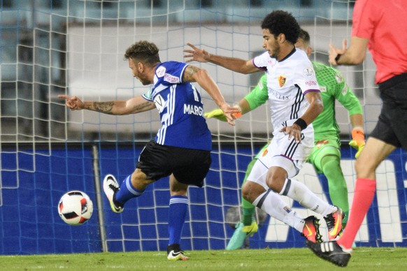 LÕattaquant lausannois Francesco Margiotta, gauche, marque le premier but devant le joueur balois Omar Gaber, droite, et le gardien balois Tomas Vaclik, en vert, lors de la rencontre de football de Su ...