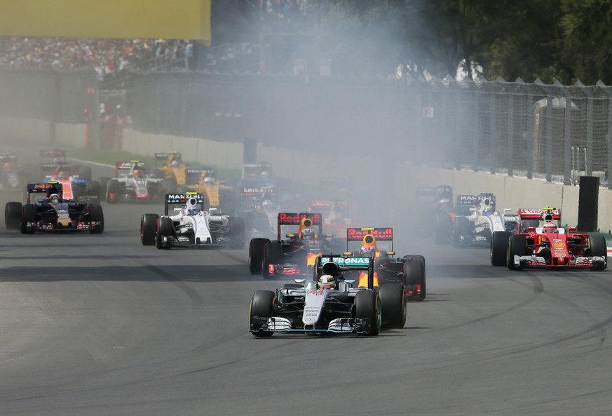 epa05610410 British driver Lewis Hamilton (front), from Mercedes team, in action during the Grand Prix of Formula One of Mexico at Autodromo Hermanos Rodriguez in Mexico City, Mexico, 30 October 2016. ...