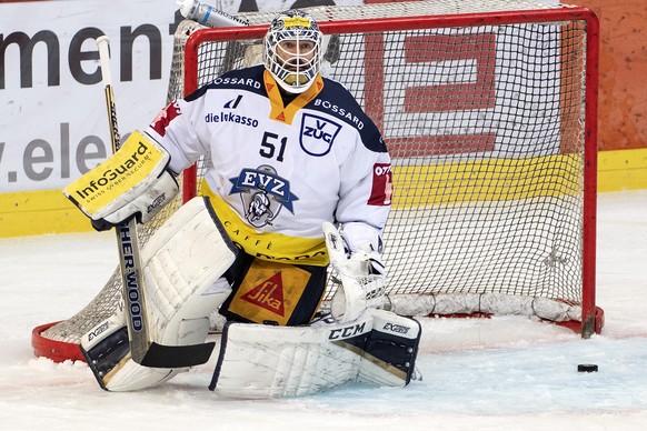 Zugs Torhueter Tobias Stephan muss den Treffer zum 1:0 hinnehmen im dritten Eishockey Playoff-Finalspiel der National League zwischen dem SC Bern und dem EV Zug, am Dienstag, 16. April 2019, in der Po ...