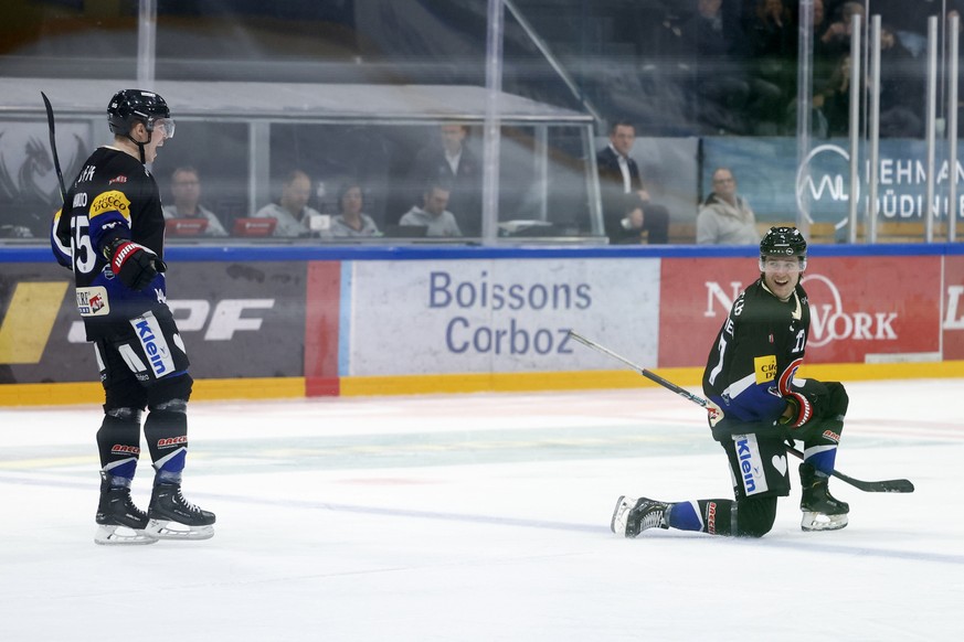 Gotterons Janne Kuokkanen, rechts, jubelt nach seinem Tor zum 2-1 neben Teamkollege Juuso Vainio, im Eishockey Meisterschaftsspiel der National League zwischen dem HC Fribourg Gotteron und HC Lugano,  ...