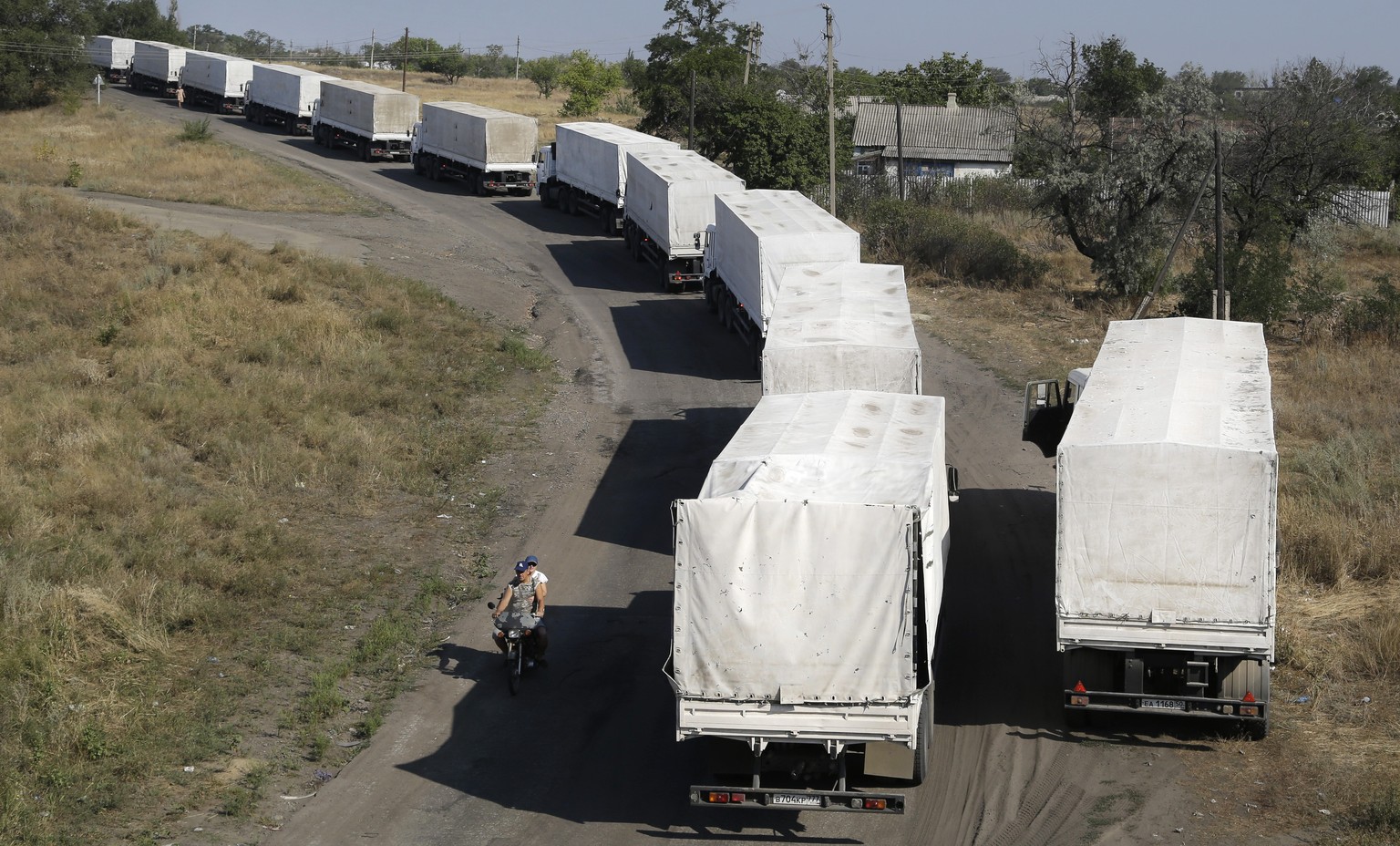 Lastwagen des russischen Hilfskonvois stauen sich bei der Rückkehr aus der Ukraine am Grenzübergang Donezk–Iswaryne.&nbsp;