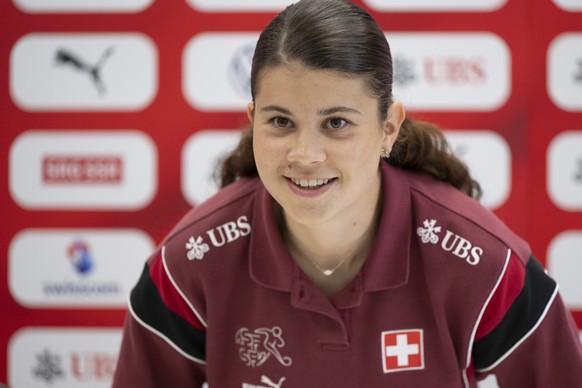Die Spielerin Noemi Ivelj von der Schweizer Frauen Fussball Nationalmannschaft waehrend einer Medienkonferenz, anlaesslich eines Trainings der Schweizer Frauen Fussball Nationalmannschaft vor dem Star ...