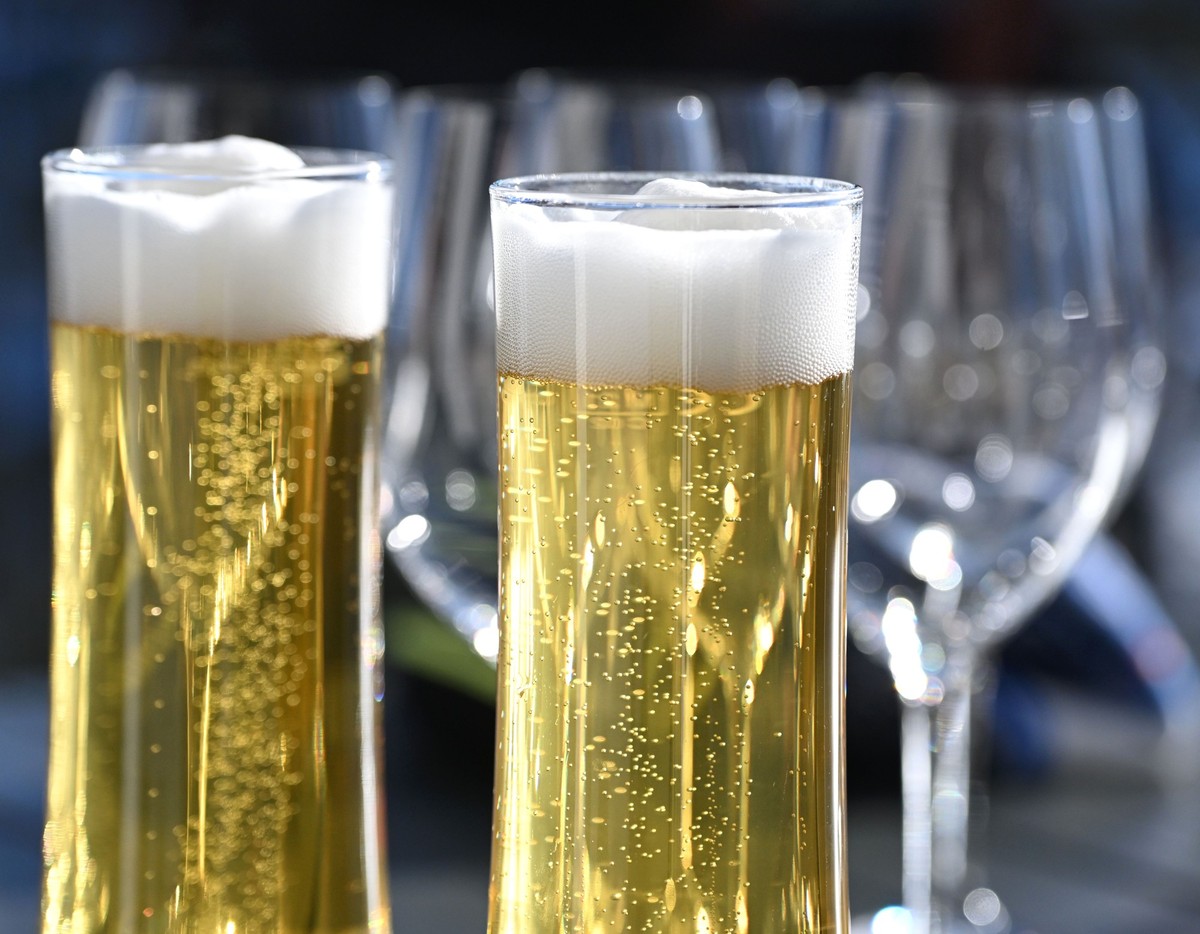 ABD0063_20260221 - SALZBURG - �STERREICH: ++ THEMENBILD ++ Illustration zum Thema "Bier / Alkohol / Gesundheit / Wirtschaft / Brauerei / Trinken / Gastronomie" - Gl�ser mit Bier stehen auf e ...